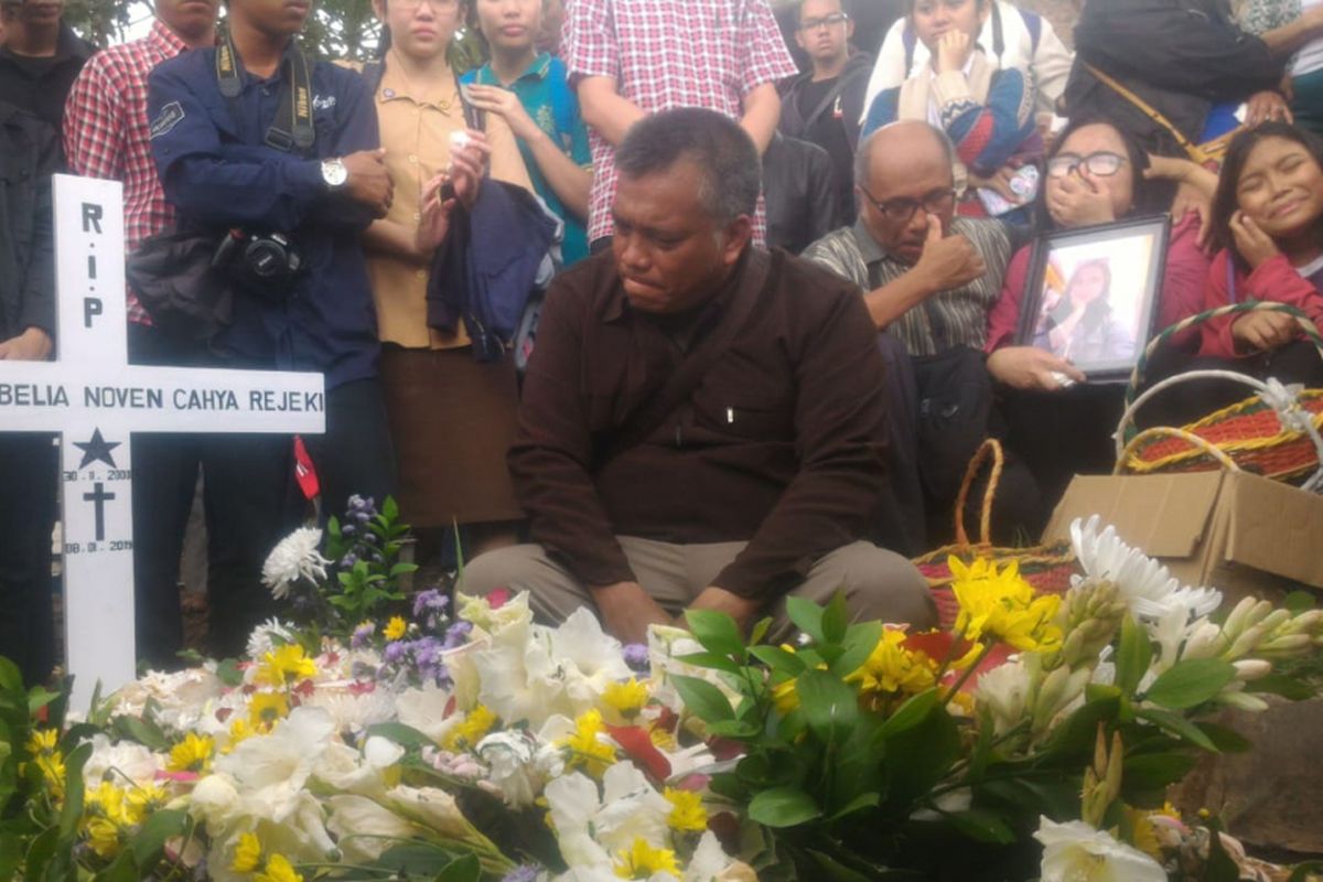 Orangtua Andriana Yubelia Noven Cahya (18) meratapi makam anaknya di TPU Cimuncang, Kota Bandung, Kamis (10/1/2019).  Adriana ditusuk oleh orang tak dikenal di sebuah gang, sekitar Jalan Riau, Baranangsiang, Bogor, beberapa waktu lalu. 