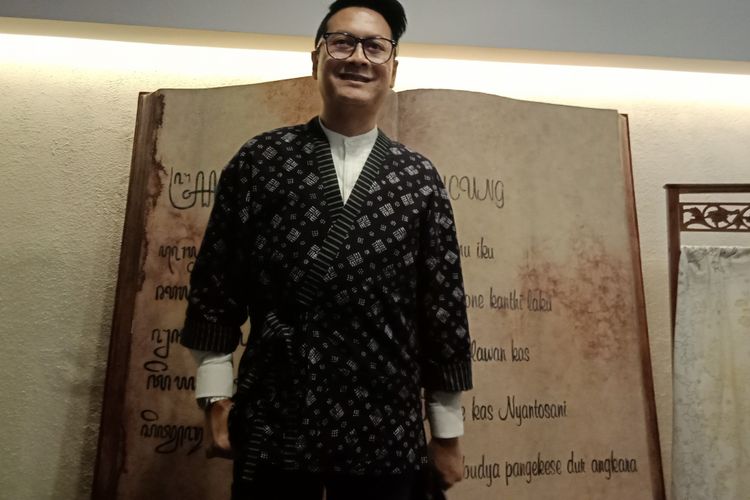 Desainer Denny Wirawan mengenakan pakaian bermotif batik Tuban ketika menghadiri pemutaran film Sekar di Galeri Indonesia Kaya, Grand Indonesia, Jakarta, Senin (1/10/2018).