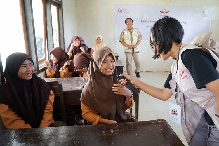 Pelatihan menulis yang digelar oleh Yayasan Tunas Bakti Nusantara di Dusun Aik Mual, Desa Sekotong Timur, Kecamatan Lembar, Kabupaten Lombok Barat, Nusa Tenggara Barat (NTB), Jumat (24/6/2022).