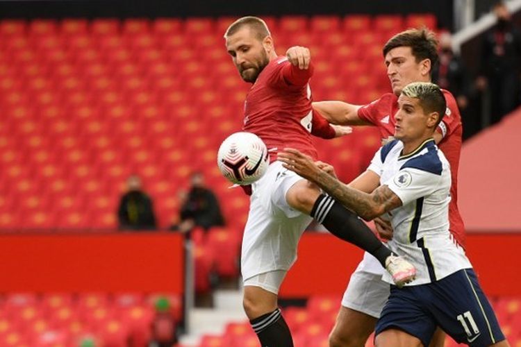 Bek kiri Manchester United, Luke Shaw, berduel dengan pemain Tottenham, Erik Lamela, pada laga Liga Inggris di Stadion Old Trafford, Manchester, pada Minggu (4/10/2020).