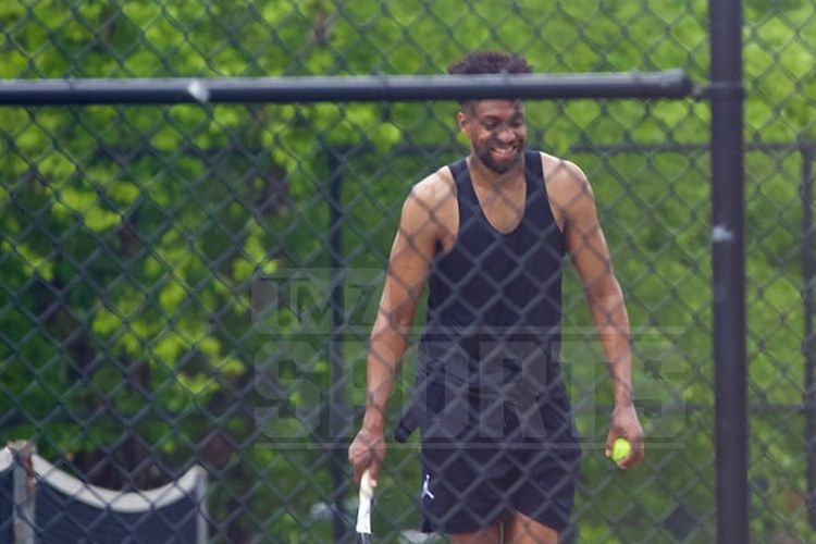 Pemain Sacramento Kings, Jabari Parker, tertangkap kamera TMZ Sports bermain tenis di sebuah taman di Chicago, AS, walau mengaku terpapar Covid-19 hanya beberapa hari sebelumnya.