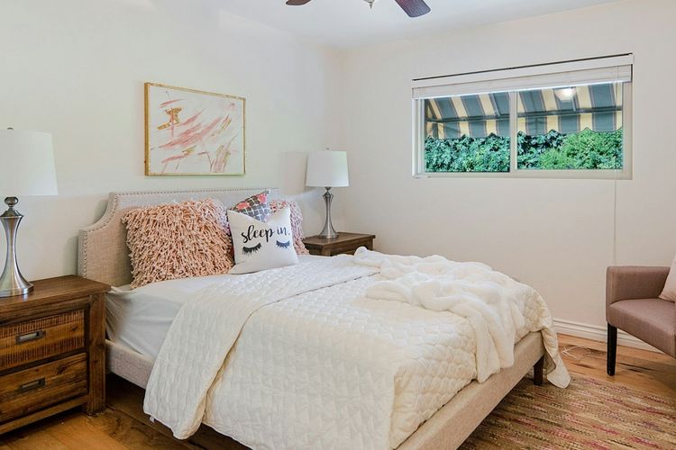 Ilustrasi kipas angin plafon di kamar tidur.