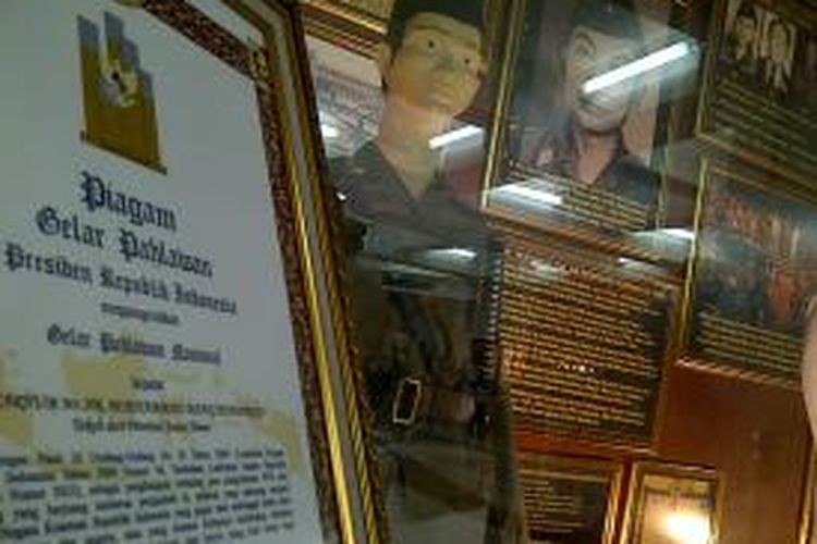Duplikat piagam pahlawan HR Moehammad diletakkan di dekat galeri di museum Tugu Pahlawan Surabaya.