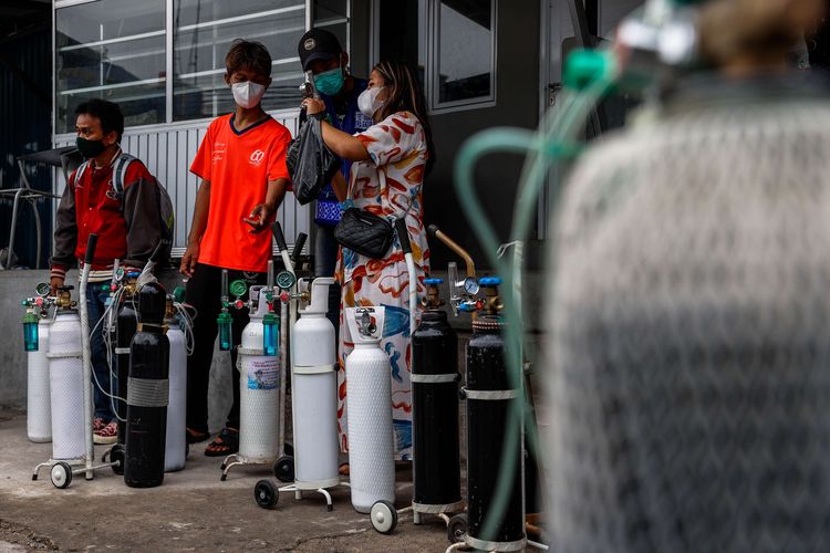 Warga mengantre untuk mengisi ulang tabung gas oksigen di Medical Oxygen di Jalan Minangkabau Timur, Jakarta Selatan, Kamis (1/7/2021). Pedagang mengaku permintaan isi ulang tabung gas oksigen mengalami peningkatan setelah terjadi lonjakan kasus positif Covid-19.