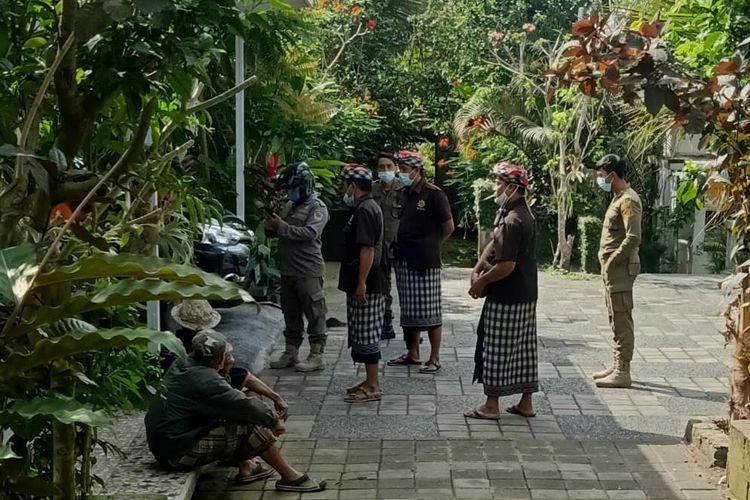 Satpol PP Gianyar mengamankan WNA asal Tanzania setelah diduga depresi karena kehabisan uang