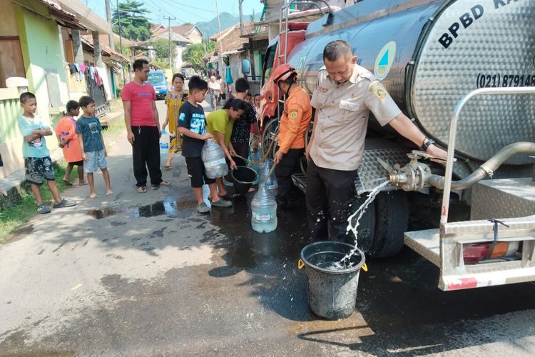 Ratusan Warga Rumpin Bogor Terdampak Kekeringan, BPBD Salurkan 5.000 Liter Air Bersih