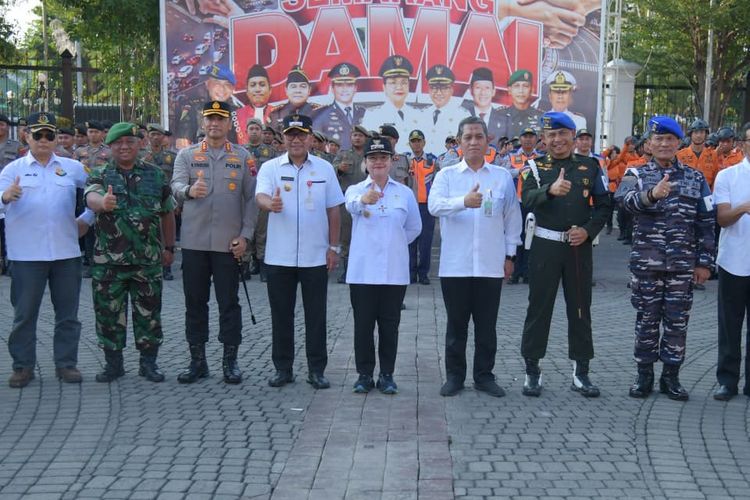 Wali Kota Semarang Agustina Wilujeng bersama jajatannya berfoto bersama Kapolrestabes Semarang Kombes Pol M.Syahduddi dan berbagai pihak dari TNI serta Forkopimda Kota Semarang usai melaksanakan Apel Bersama Semarang Damai di halaman Balai Kota Semarang, Jawa Tengah, pada Jumat (19/9/2025).