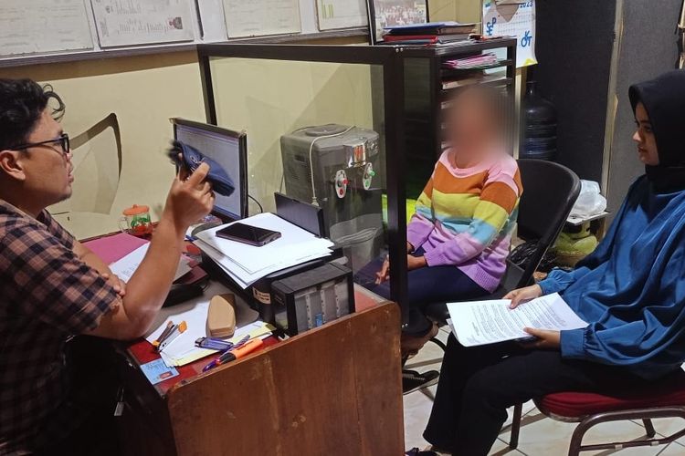 Ibu rumah tangga yang diduga curi HP milik pedagang diamankan di Mapoles Ajibarang, Kabupaten Banyumas, Jawa Tengah.