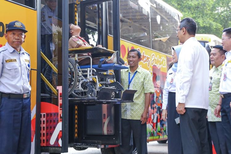 Pemerintah Provinsi (Pemprov) DKI meluncurkan bus sekolah di Pendopo Balai Kota Jakarta Rabu (17/1/2024). Bus itu dikhususkan bagi pelajar penyandang disabilitas. 