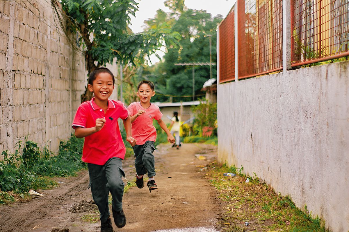 Pubertas pada anak laki-laki dimulai ketika mereka berusia 9 tahun dan berakhir ketika 16 tahun. Perubahan fisik yang mudah disadari ketika si buah hati pubertas adalah perubahan suara, kenaikan tinggi badan, dan muncul jakun. Selain itu anak laki-laki juga mengalami pembesaran penis, pertumbuhan bulu kemaluan, dan mimpi basah ketika pubertas.  Namun, tanda-tanda tersebut tidak terjadi dalam satu waktu secara bersamaan atau dalam waktu yang cepat.