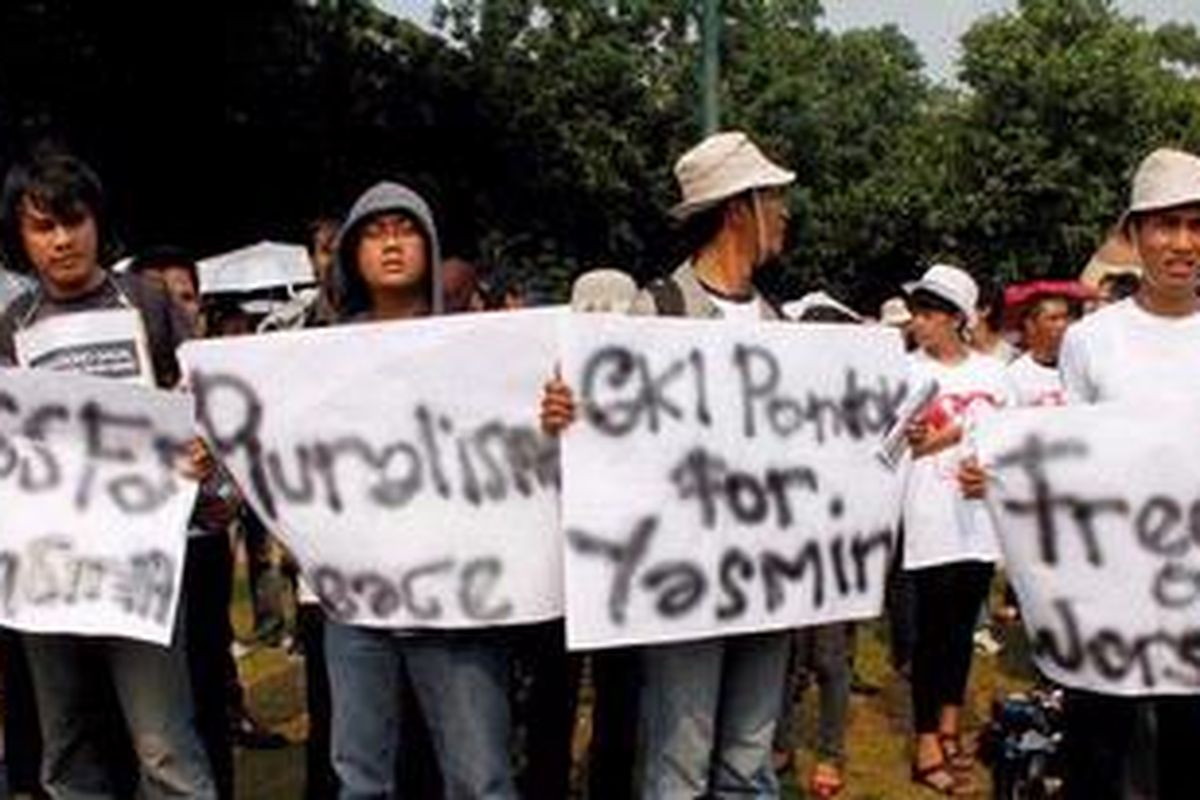 Sejumlah jemaat dari GKI Taman Yasmin menggelar aksi damai menuntut kebebasan untuk menunaikan ibadah di gereja mereka yang terletak di Jalan KH Abdullah Bin Nuh, Kelurahan Curug Mekar, di depan Istana Negara, Jakarta, Minggu (17/4/2010).  