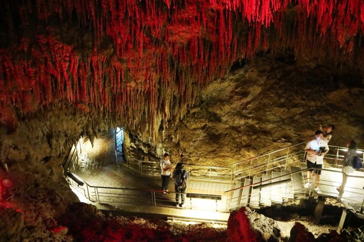 Wisatawan menikmati sudut-sudut dari Goa Gyokusendo yang sudah dilengkapi oleh jembatan untuk berjalan wisatawan, Sabtu (29/6/2018).