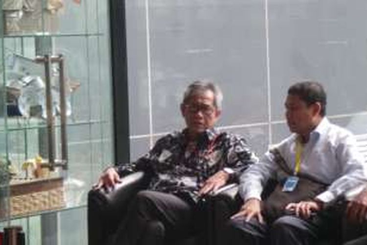 Dirut Bulog Djarot Kusumayakti (kiri) menunggu pemeriksaan di lobi gedung Komisi Pemberantasan Korupsi, Jakarta, Rabu (12/11/2016).