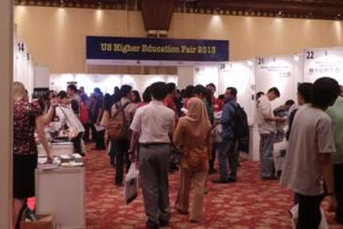 Pameran Pendidikan Tinggi Amerika Serikat oleh IIEF, di Balai Kartini, Jakarta, Selasa (1/10/2013). Sebanyak 46 universitas meramaikan pameran pendidikan tersebut.