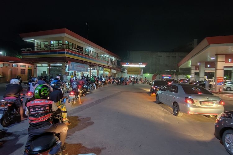 Antrean panjang terjadi di SPBU Jalan Mayor Safei, Kota Serang, Banten menyusul adanya kabar akan ada kenaikan harga BBM pada 1 September 2022 pukul 00.00 WIB.
