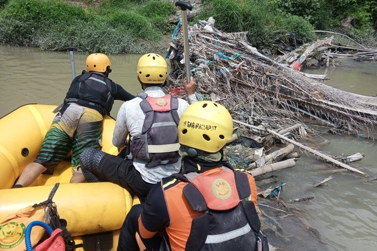Pencarian korban hanyut oleh Tim Gabungan di perairan sungai Bah Bolon yang berlokasi di wilayah Kabupaten Simalungun, Provinsi Sumatera Utara. 