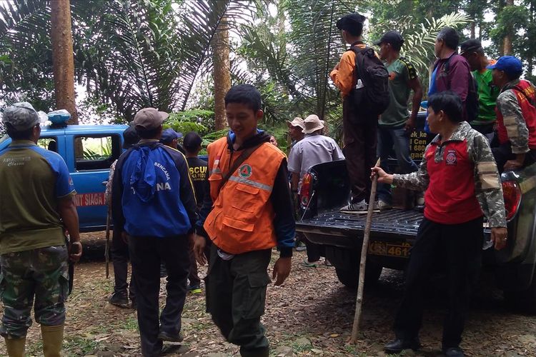 Relawan dikerahkan memburu babi hutan di lereng selatan Gunung Slamet Desa Kalisalak, Kecamatan Kedungbanteng, Kabupaten Banyumas, Jawa Tengah, Rabu (3/7/2019)