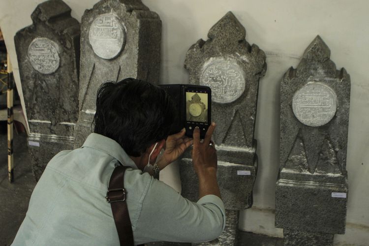 Empat batu nisan kuno yang ditemukan di kawasan pasar 16 Ilir Palembang, saat ini sedang diteliti oleh Kantor Arkeologi Sumatera Selatan.