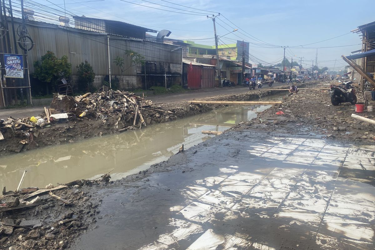 Permukiman Dekat Kali Baru Tambun Sempat Banjir, Warga Mulai Bersihkan Sisa Lumpur