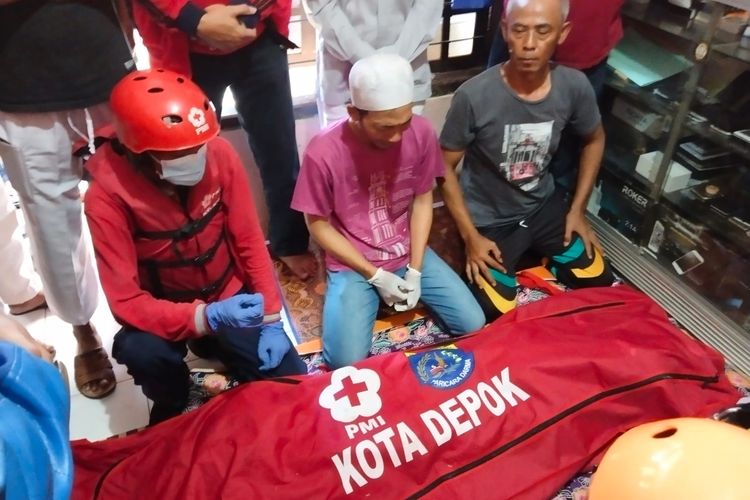 Jenazah bocah berinisial IB (10) telah dibawa ke rumah duka pada Jumat (27/5/2022). IB merupakan korban yang hanyut di kali Ciliwung, Ratujaya, Cipayung, Depok, saat bermain bersama teman-temannya, kemarin. 