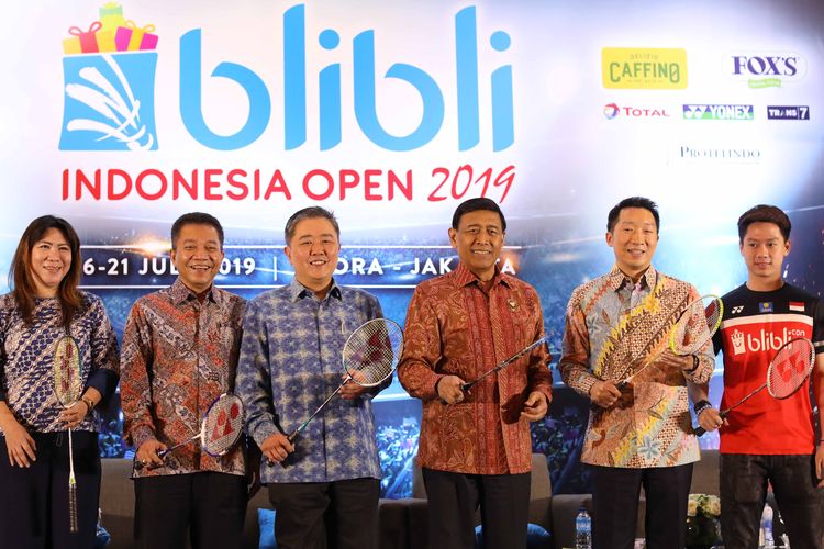 Ketua Umum PB PBSI, Wiranto (tiga dari kanan) foto bersama setelah konferensi pers Blibli Indonesia Open 2019 di Hotel Ritz Carlton.
