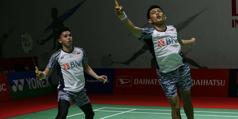 Ganda putra Indonesia, Fajar Alfian/Muhammad Rian Ardianto bertanding melawan ganda putra Indonesia, Pramudya Kusumawardana/Yeremia Erich Yoche Yacob Rambitan pada babak 16 besar Indonesia Masters 2022 di Istora Senayan, Jakarta, Kamis (9/6/2022). Fajar/Rian melaju ke babak perempat final setelah menang dengan skor 16-21, 21-17, dan 21-13.