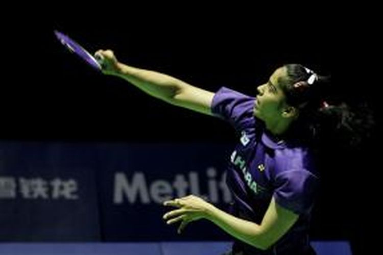 Pebulu tangkis India, Saina Nehwal, mengembalikan kok ke arah Akane Yamaguchi dari Jepang pada laga final Tiongkok Terbuka (China Terbuka) di Fuzhou, Minggu (18/11/2014). 