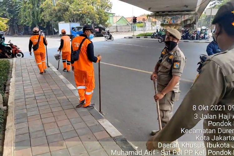 Sterilisasi ranjau paku dilaksanakan di sepanjang Jalan Kolonel Sugiono, Kelurahan Pondok Bambu, Kecamatan Duren Sawit, Jakarta Timur, Jumat (8/10/2021).