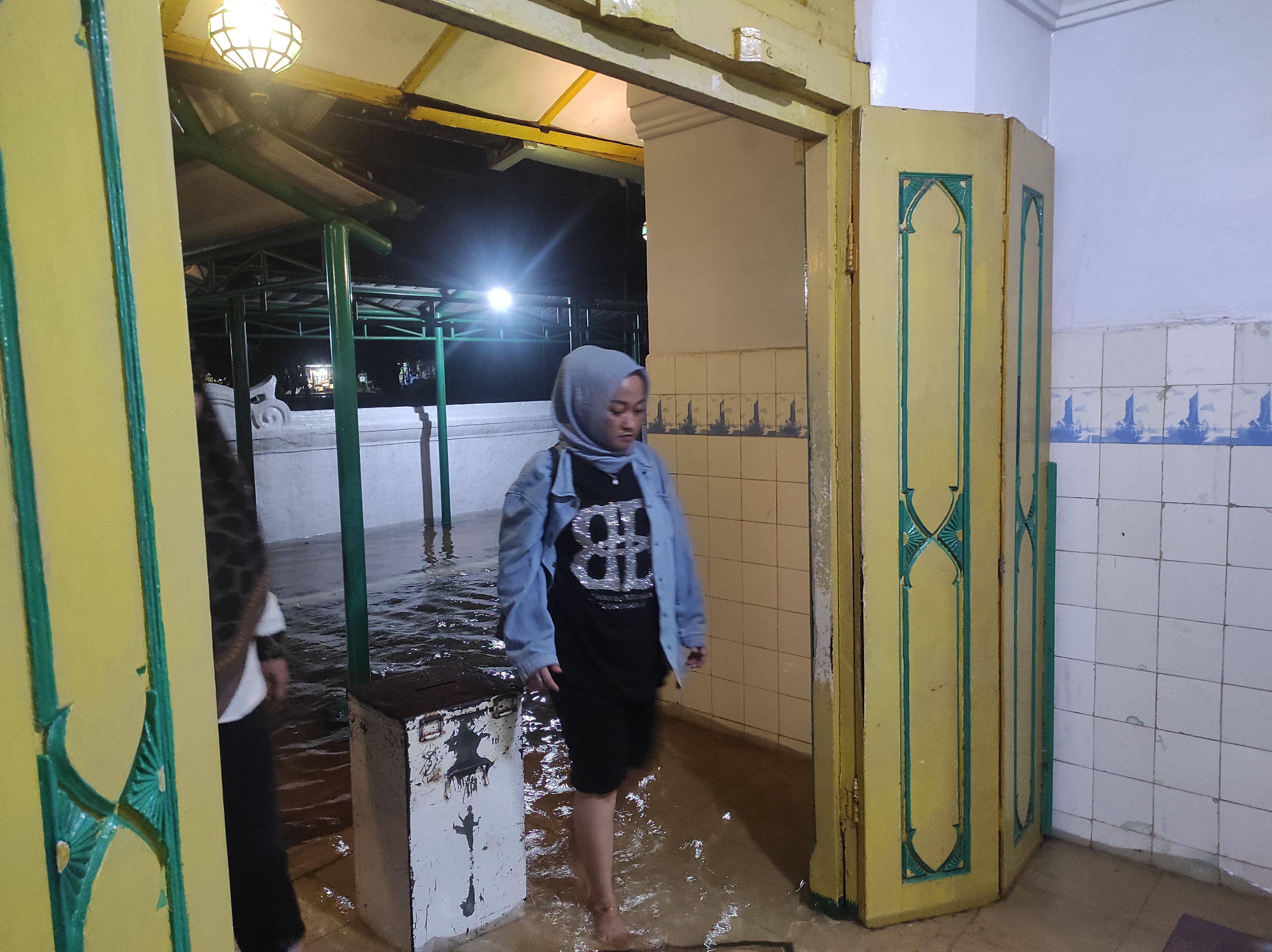 Kompleks Makam Sunan Kalijaga Demak Terendam Banjir, Peziarah Tetap Ingin Berdoa