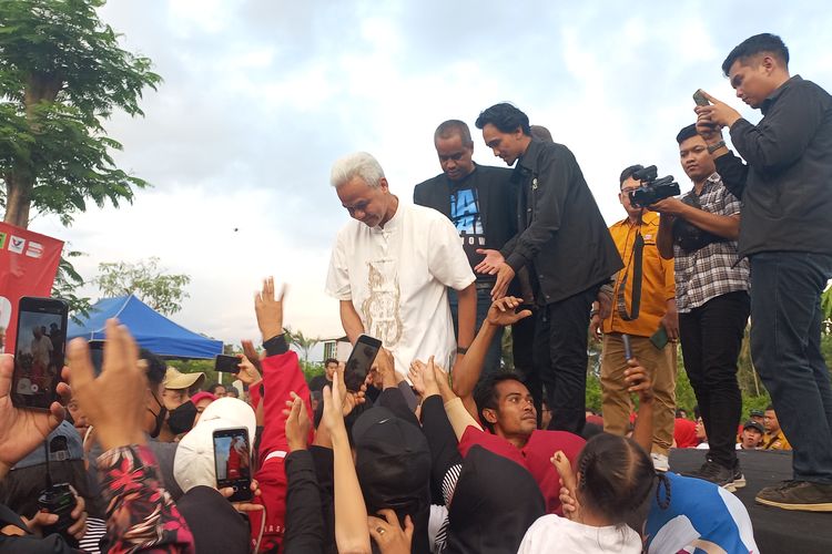 Ganjar Pranowo mengawali kampanyenya di Jawa Tengah pada Minggu (17/12/2023).  Ganjar turun panggung bersama Caleg DPR RI dari PAN saat menghadiri Kampanye di Desa Candirejo, Borobudur, Magelang. 