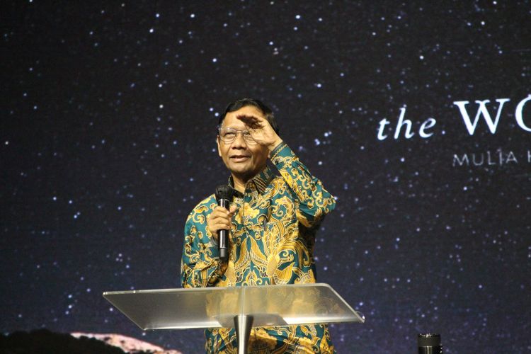 Cawapres nomor urut 3 Mahfud MD saat memberikan sambutan di acara GBI di Jalan Jamin Ginting Kota Medan, Minggu (14/1/2024). 