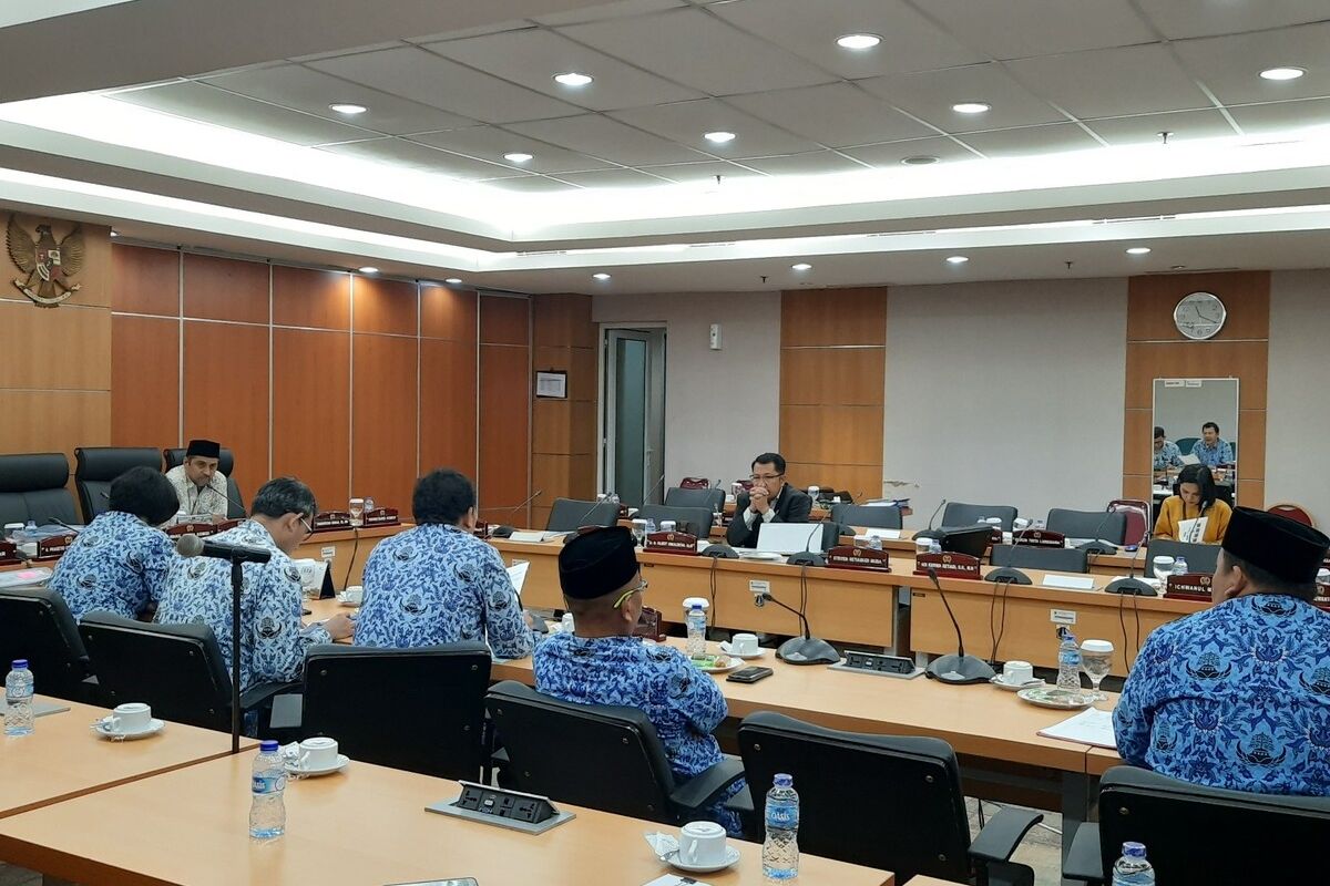 Rapat Komisi B DPRD DKI Jakarta bersama Dinas Pariwisata dan Kebudayaan terkait pemberian penghargaan Adikarya Wisata 2019, di ruang rapat Komisi B, Gedung DPRD DKI, Senin (23/12/2019)