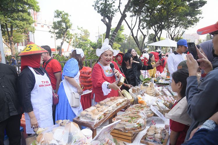 Wali Kota Semarang Hevearita Gunaryanti Rahayu memperkenalkan bahan makanan utama yang bisa dijadikan pendamping beras.