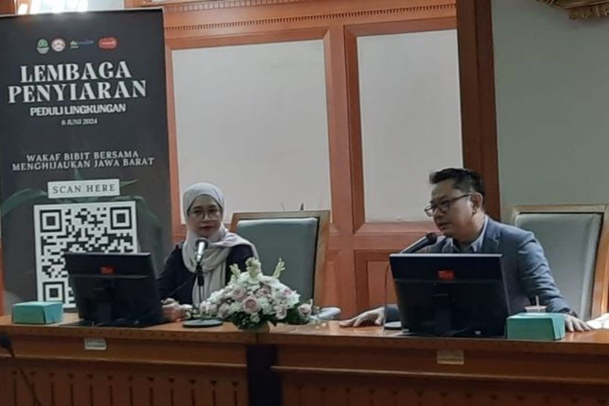 Kepala Bidang (Kabid) Informasi dan Komunikasi Publik (IKP) Diskominfo Provinsi Jawa Barat Viky Edya Martina Supaat (kiri), Ketua Komisi Penyiaran Indonesia Daerah (KPID) Provinsi Jawa Barat Adiyana Slamet (kanan) memberikan keterangan dalam Konpers Hari Penyiaran Daerah (Harsiarda) 2024 di Gedung Sate Bandung, Kamis (30/5/2024). 