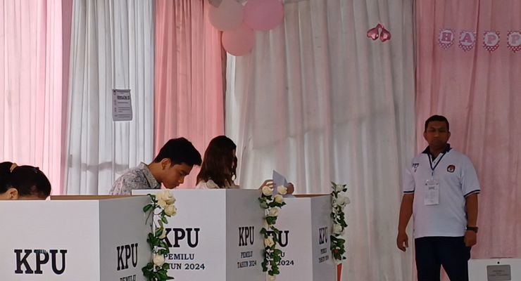 Mencoblos di Solo, Gibran Didampingi Selvi Ananda