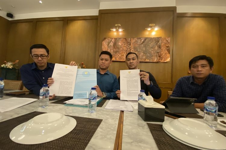 Tim kuasa hukum terdakwa Sahriwansah, eks Kadis LH Bandar Lampung menujukkan surat hasil banding terkait PTDH kliennya sebagai ASN, Minggu (31/3/2024). Kuasa hukum menilai PTDH itu menyalahi peraturan Menpan RB.