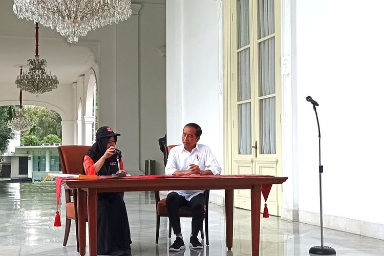 Presiden Joko Widodo mengikuti coklit data Pemilu 2024 di Istana Merdeka, Senin (14/3/2023).