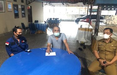 Bupati Konawe Kery Saiful Konggoasa didampingi sekda Konawe dan kakak sulung Apriyani Rahayu saat diwawancara wartawan ( foto istimewa)