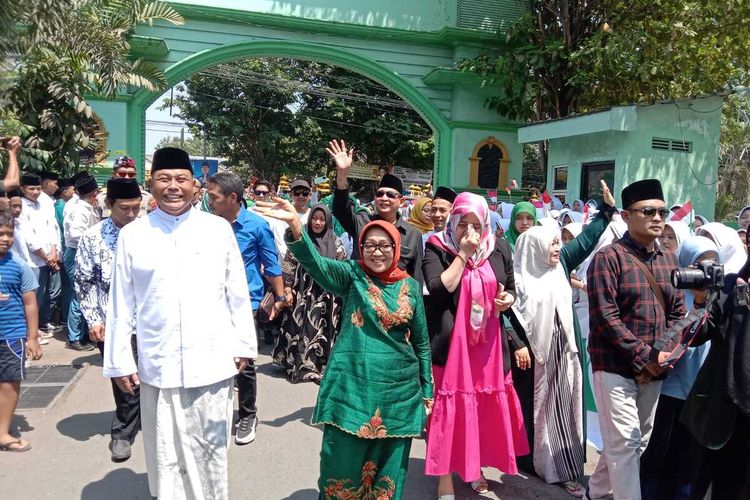 Suasana saat Bupati Jombang periode 2018 - 2023 Mundjidah Wahab, kembali ke kediaman pribadinya, di Pondok Pesantren Bahrul Ulum Tambakberas, Kabupaten Jombang, Jawa Timur, Senin (25/9/2023).