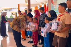 Tekan Angka Putus Sekolah, Pemkab Wonogiri Bagikan Seragam Gratis untuk Belasan Ribu Siswa