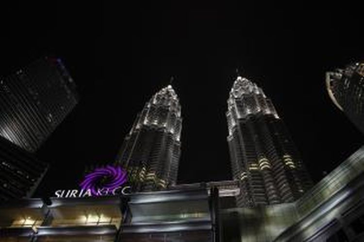 Potret Menara Petronas diambil dari depan Suria Kuala Lumpur City Centre, Kamis, (13/8/2015).