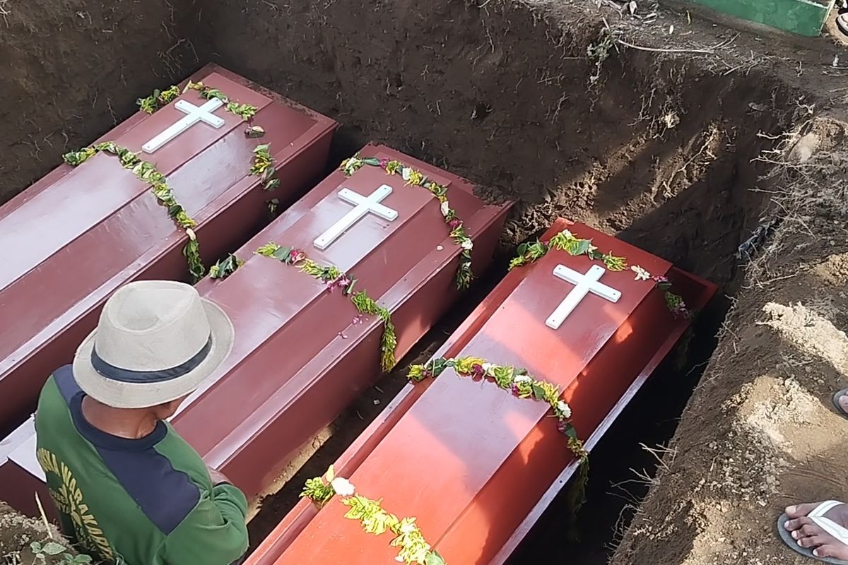 Pemakaman sekeluarga korban perampokan di Desa Ngancar, Kabupaten Kediri, Jawa Timur, Jumat (6/12/2024).