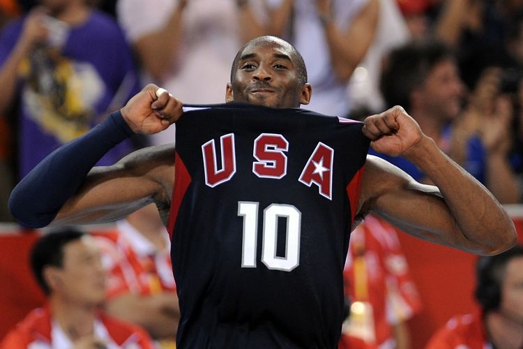 Arsip foto ini diambil pada 24 Agustus 2008 saat pemain basket Amerika Serikat Kobe Bryant melakukan selebrasi pada akhir pertandingan perebutan medali emas Amerika Serikat melawan Spanyol pada Olimpiade Beijing 2008 di Beijing. Legenda NBA ini meninggal dunia pada Minggu 26 Januari 2020 dalam kecelakaan helikopter.