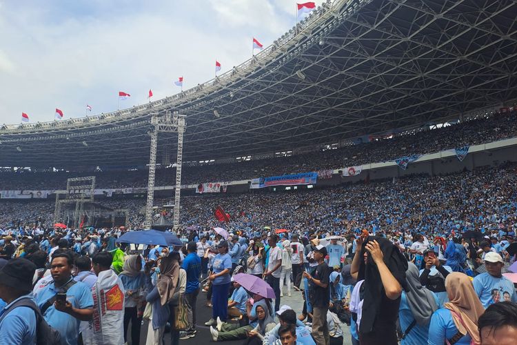 Massa yang memadati Stadion Utama Gelora Bung Karno (SU GBK) Jakarta, Sabtu (10/2/2024). Mereka menghadiri kampanye akbar Prabowo-Gibran
