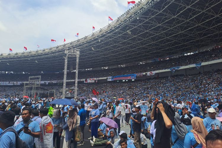 Kemunculan massa pendukung Prabowo-Kibran di GBK menghadiri kampanye besar-besaran tersebut