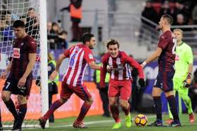 Antoine Griezmann mencetak gol Atleticio Madrid ke gawang Eibar pada partai lanjutan La Liga di Stadion Municipal de Ipurua, Sabtu (7/1/2017).