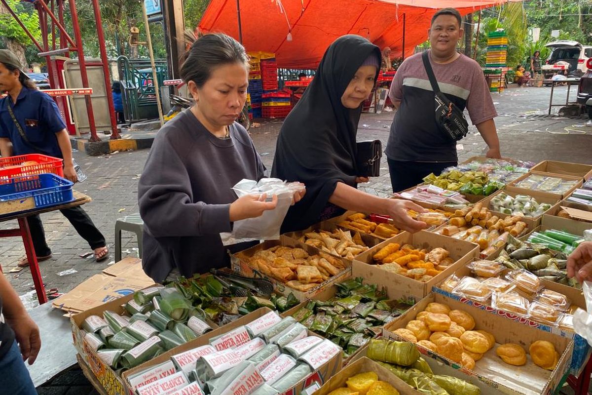 Suasana jual beli di Pasar Kue Subuh Senen Jaya Blok 5, Jakarta Pusat, Kamis (12/1/2023). Nantinya, sentra kue tradisional ini akan direlokasi ke Blok 1 dan 2 Pasar Senen Jaya. 