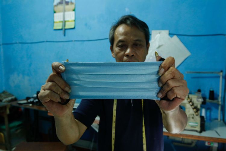 Pekerja menyelesaikan pembuatan contoh pola masker medis di kawasan Depok, Jawa Barat, Kamis (2/4/2020). Seiring merebaknya virus corona atau Covid 19, permintaan masker wajah mengalami peningkatan.