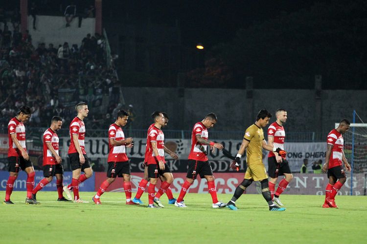 Pemain Madura United tertunduk lesu seusai dikalahkan Persebaya Surabaya pada Pekan 30 Liga 1 2019 yang berakhir dengan skor 2-3 di Stadion Gelora Bangkalan, Jawa Timur, Senin (02/12/2019) malam.