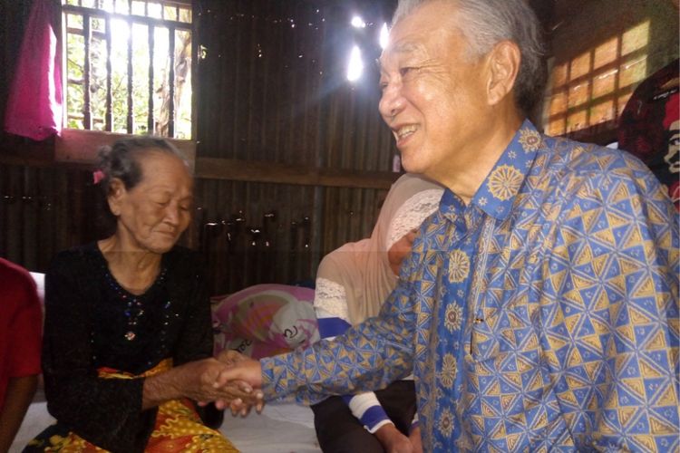 Pasien kusta berjabat tangan dengan Duta Kusta WHO, Yohei Sasakawa, Jumat (17/3/2018) di Gowa, Sulawesi Selatan
